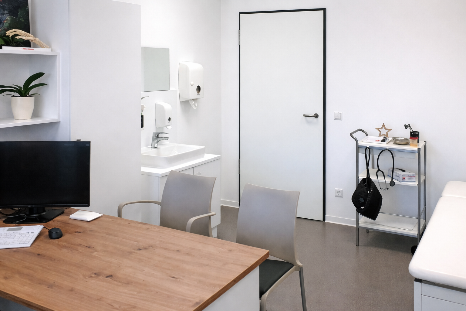 Arztsprechzimmer mit Handwaschbecken, Seifen- und Handtuchspender im Hintergrund